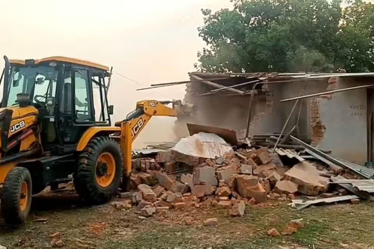 छत्तीसगढ़ में भी गरजा प्रशासन का बुलडोजर: वन भूमि पर बने अवैध मकानों को किया जमींदोज, इलाके में हड़कंप!