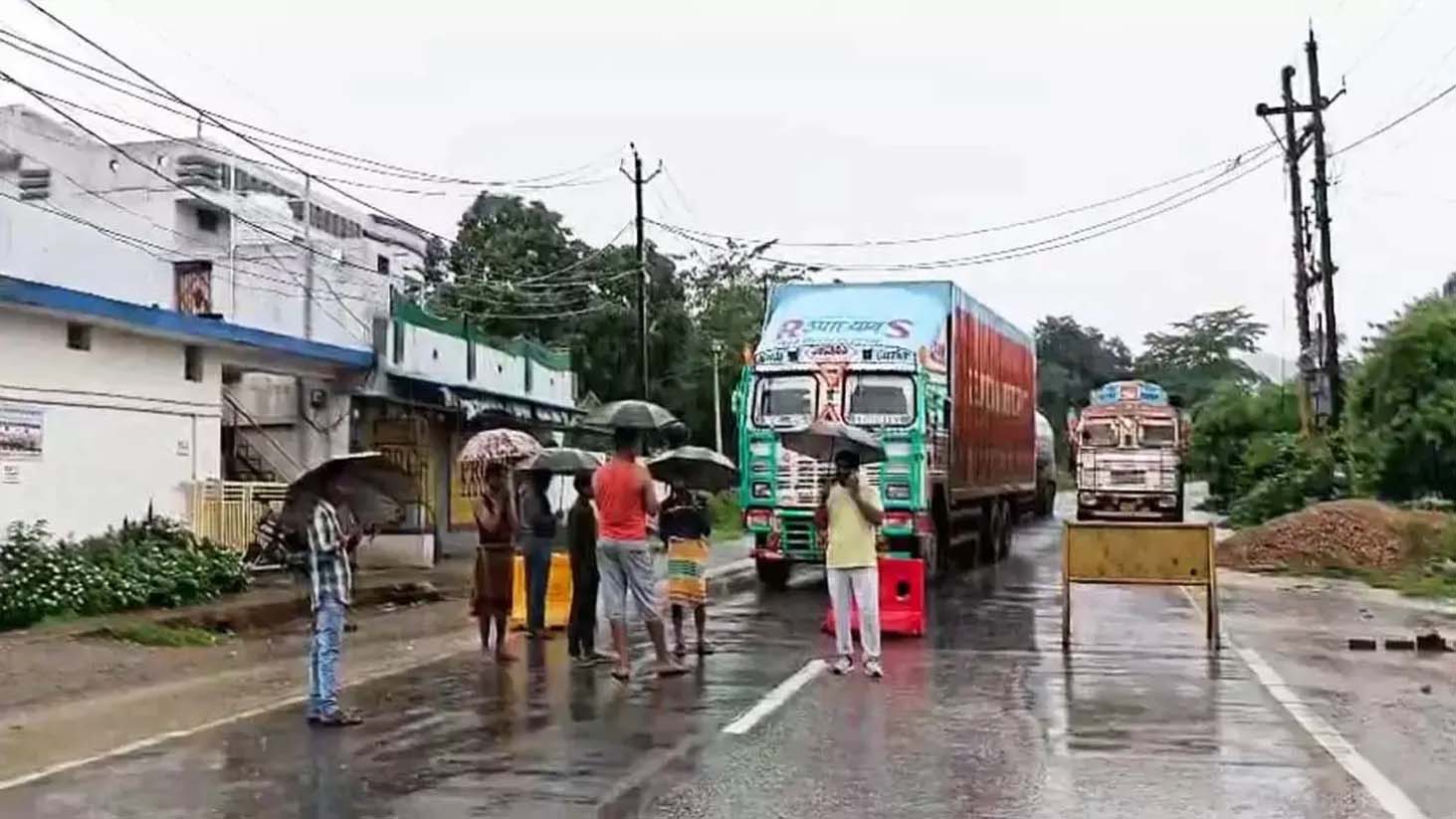 नेशनल हाईवे पर अज्ञात वाहन ने गौवंशों को रौंदा 6 की मौके पर मौत