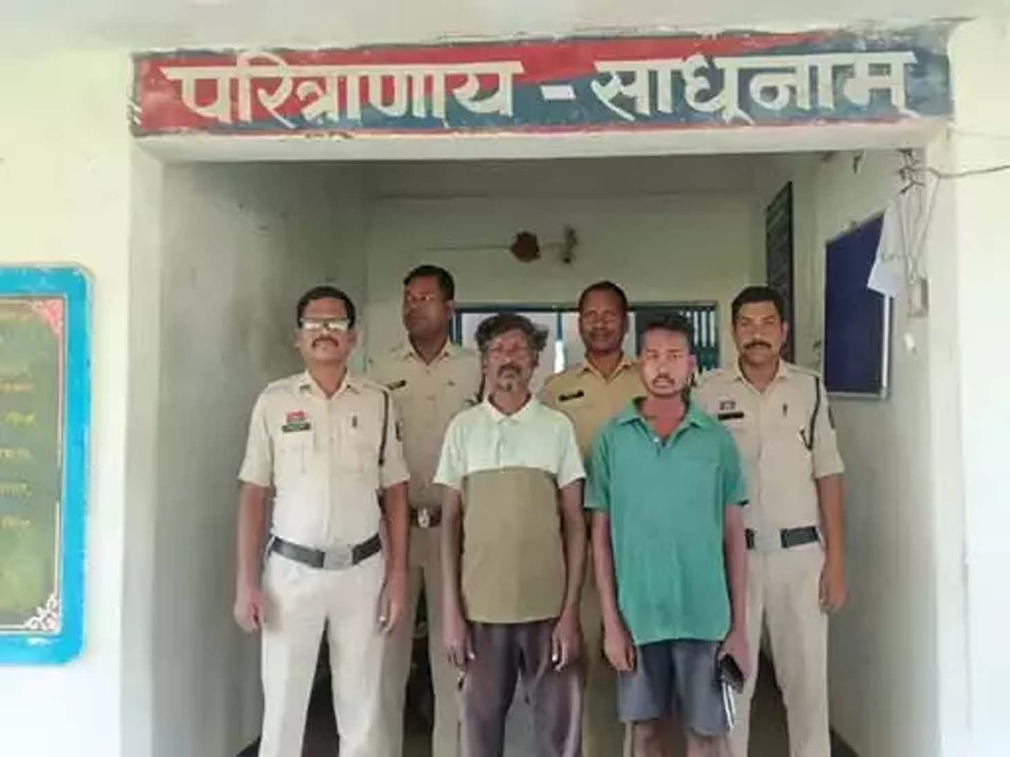जंगल में गाय काटने के आरोप में दो ग्रामीण गिरफ्तार, तीन फरार