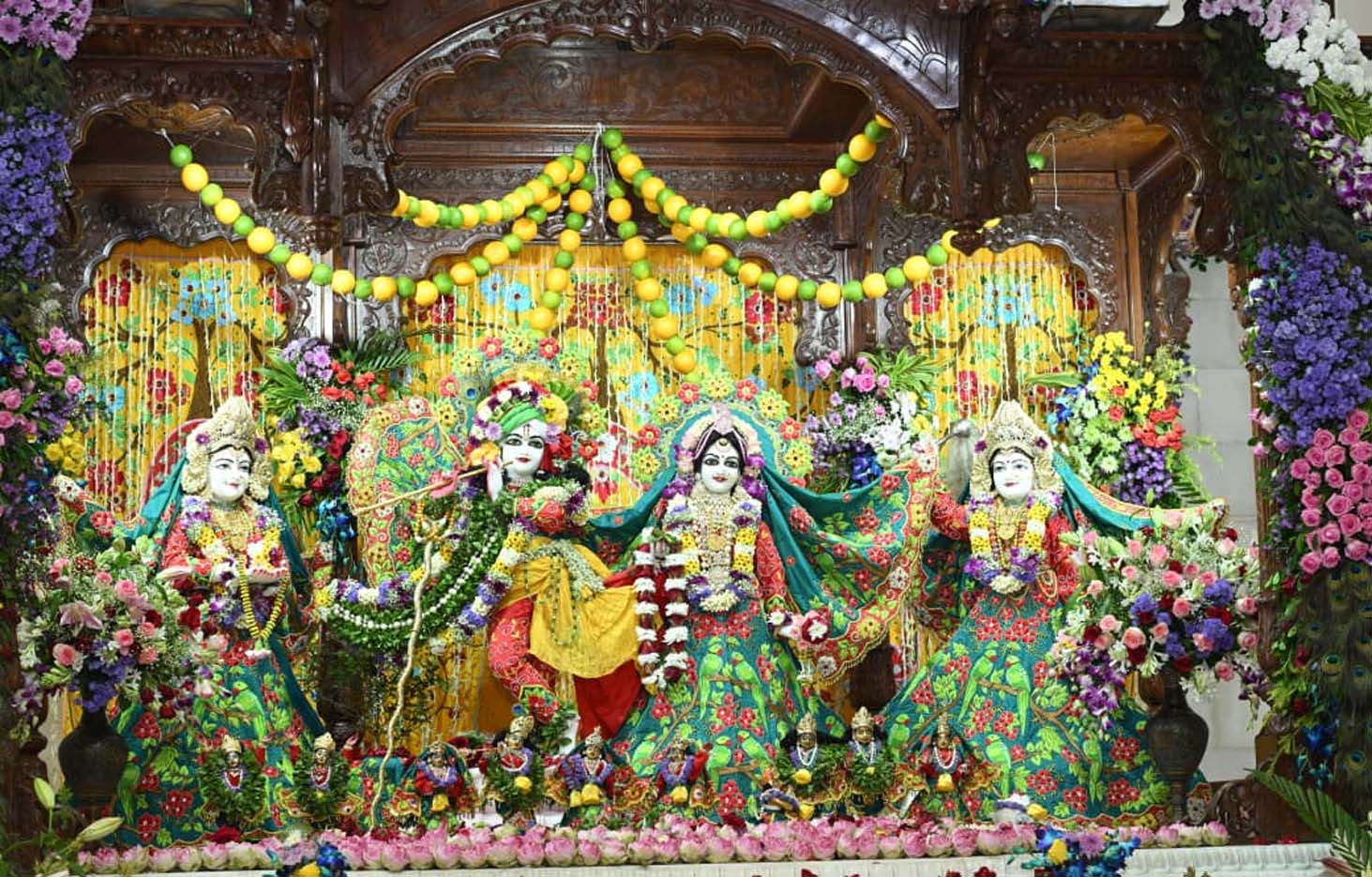 भगवान श्रीकृष्ण और राधारानी के दर्शन कर मुख्यमंत्री ने किया शंख अभिषेक, प्रदेशवासियों की सुख-समृद्धि और खुशहाली की कामना