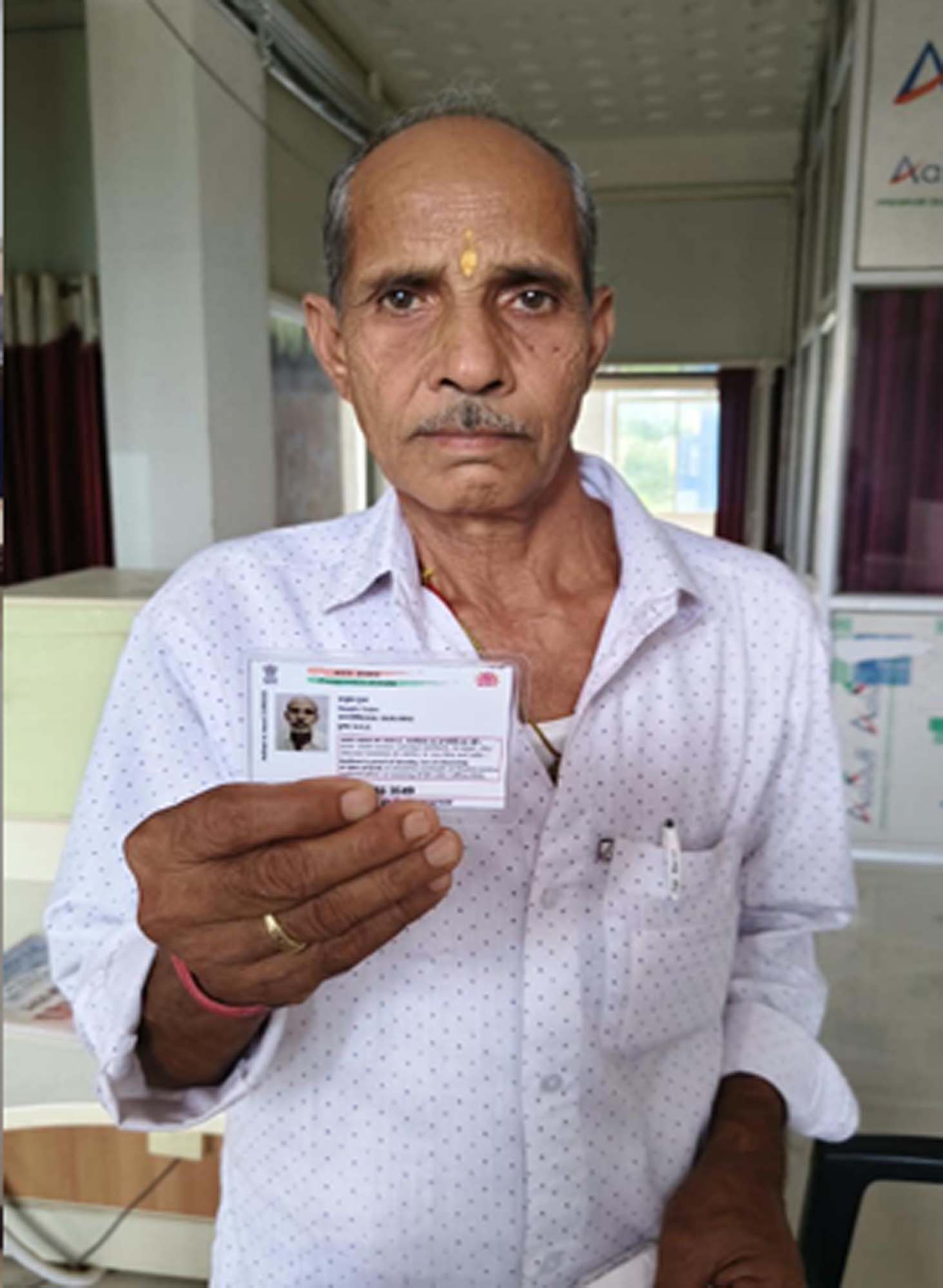 आधार बना जीवन का आधार- कलेक्टर के पहल से वृद्ध कृषक की वर्षों पुरानी समस्या का हुआ निराकरण