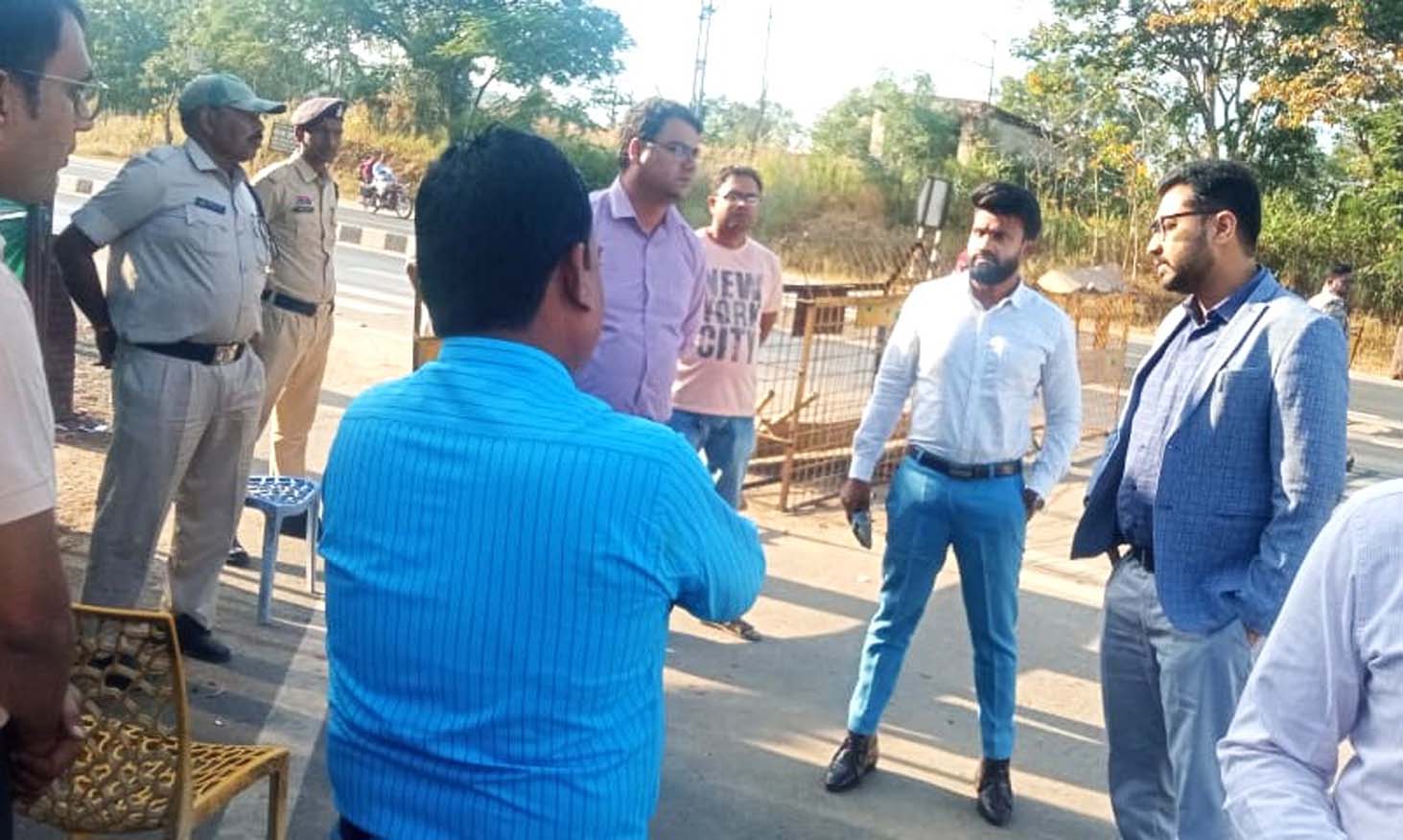 कलेक्टर श्री लंगेह धान खरीदी के पूर्व तैयारियों का जायजा लेने अंतर्राज्यीय चेक पोस्ट सिंघोड़ा एवं रेहटीखोल पहुंचे